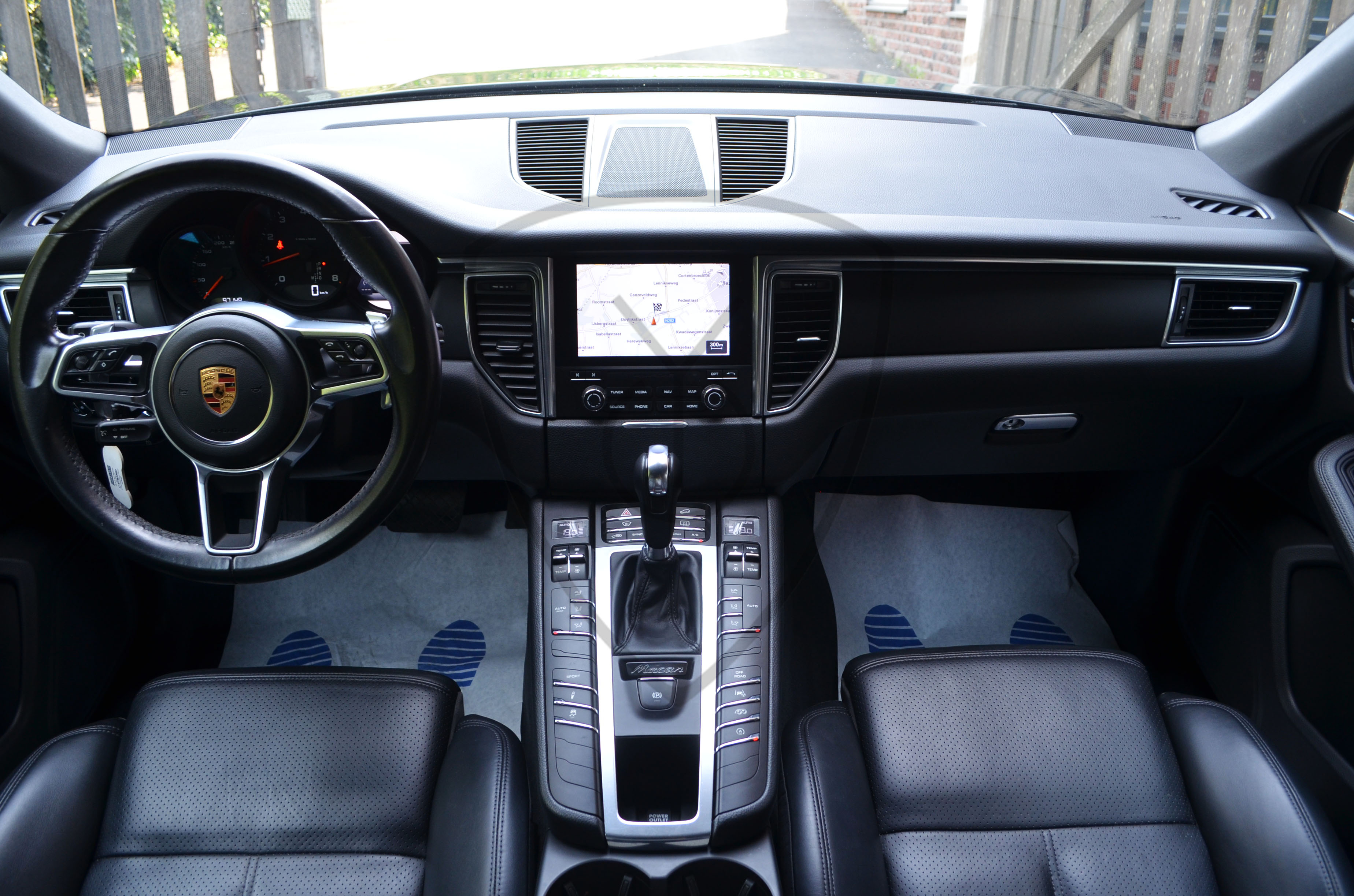 PORSCHE MACAN — image 17